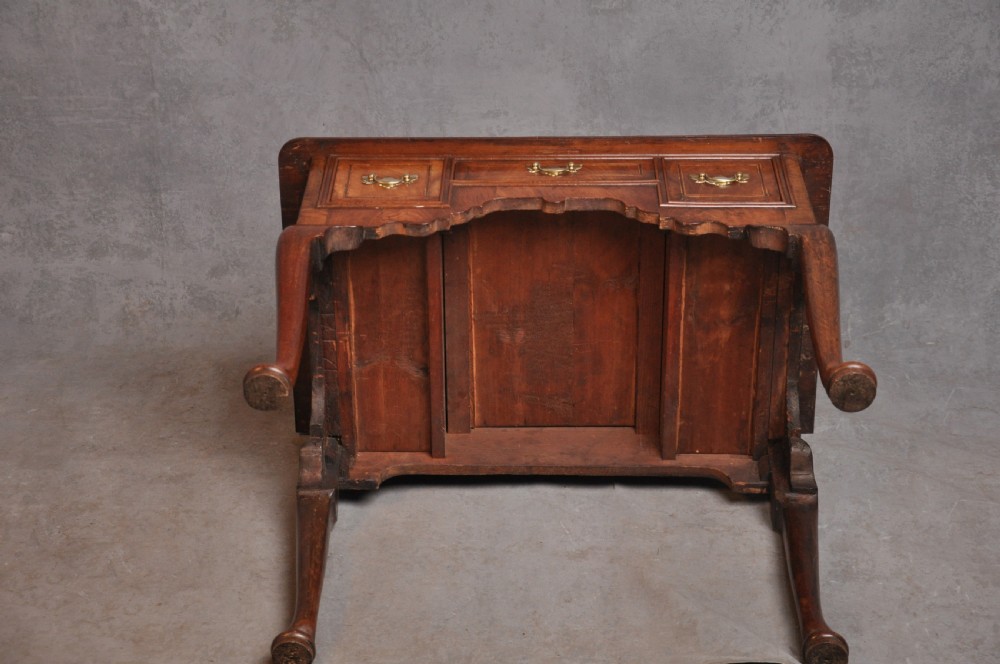 Fine Early 18th Century Walnut Lowboy View XIV