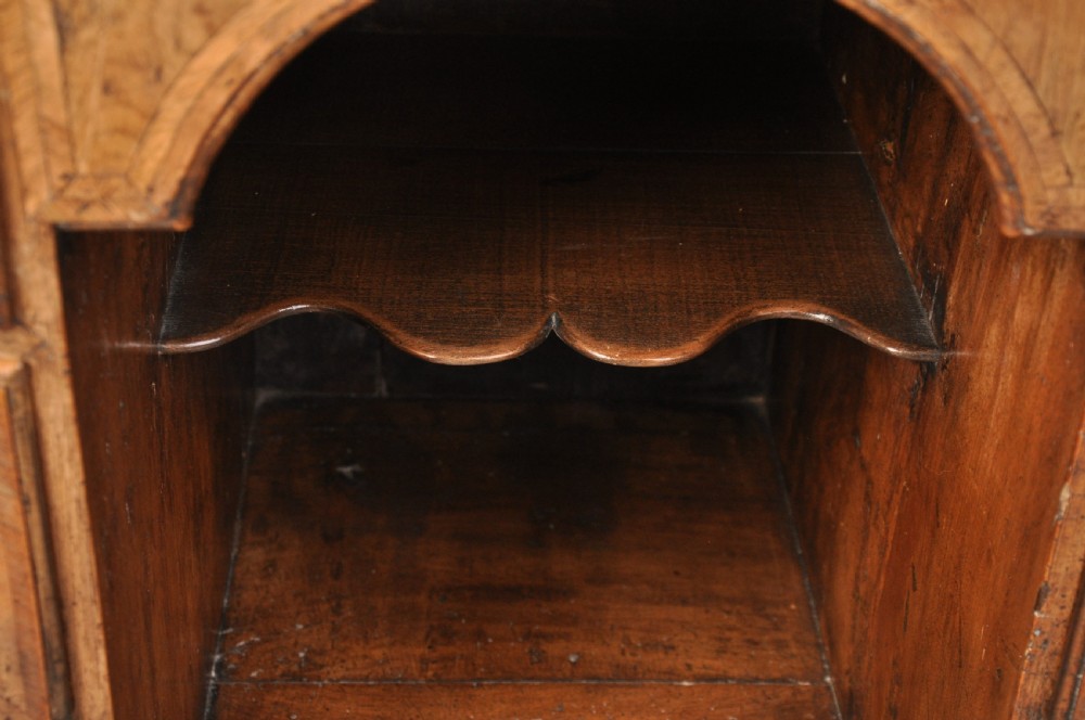 Early 18th Century Walnut Kneehole Desk View IV