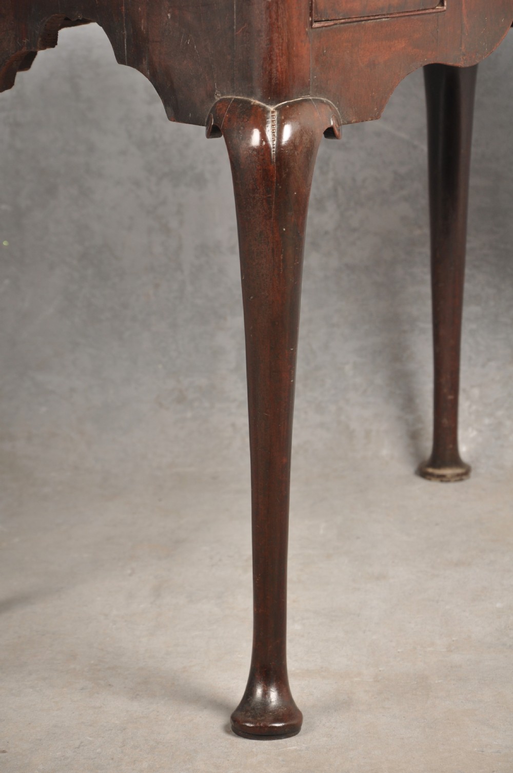 Fine Early 18th Century Mahogany Lowboy View III