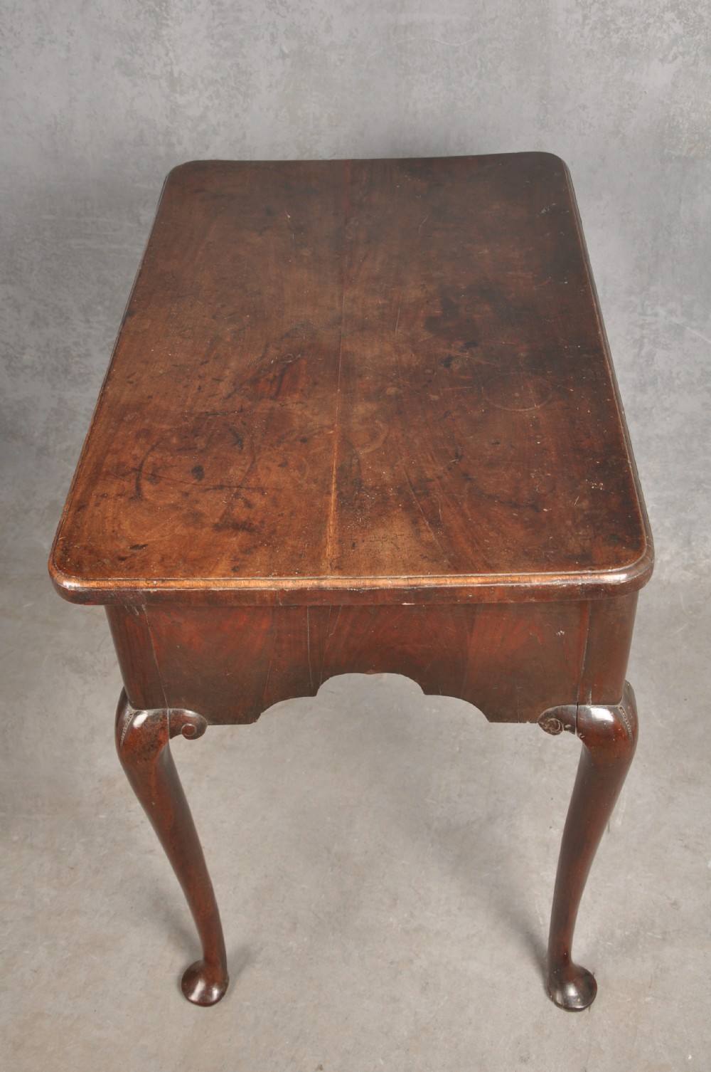 Fine Early 18th Century Mahogany Lowboy View IV