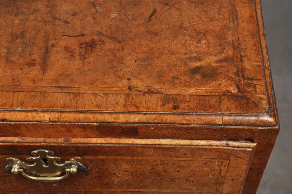 Early 18th Century Walnut Chest Of Drawers View V