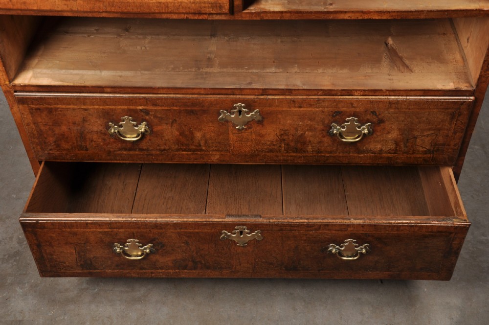 Early 18th Century Walnut Chest Of Drawers View VII