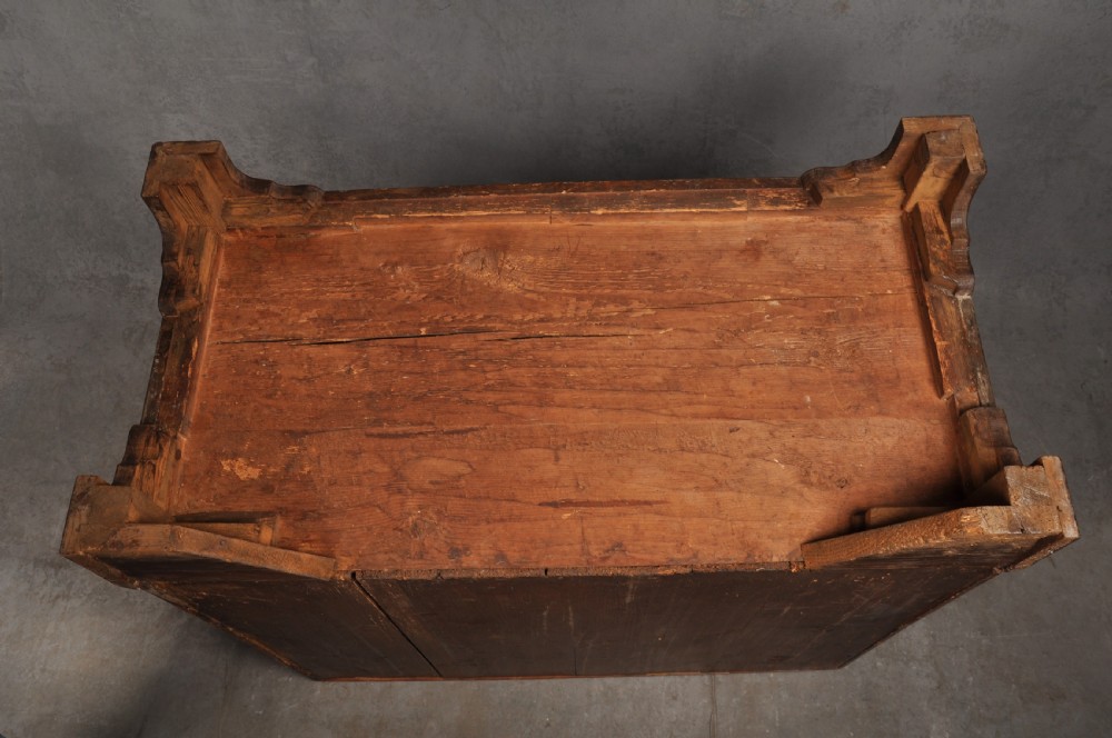 Early 18th Century Walnut Chest Of Drawers View X