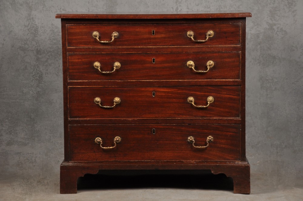 A Georgian mahogany chest featuring four graduated drawers with brass swan-neck handles and bracket feet.