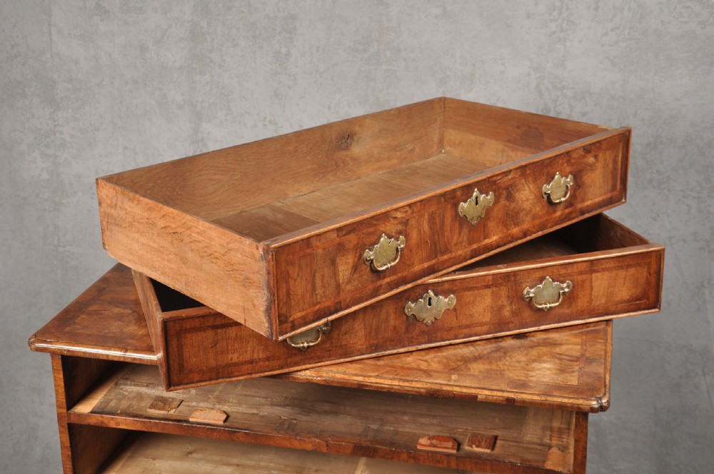 Small Early 18th Century Walnut Chest Of Drawers View VII
