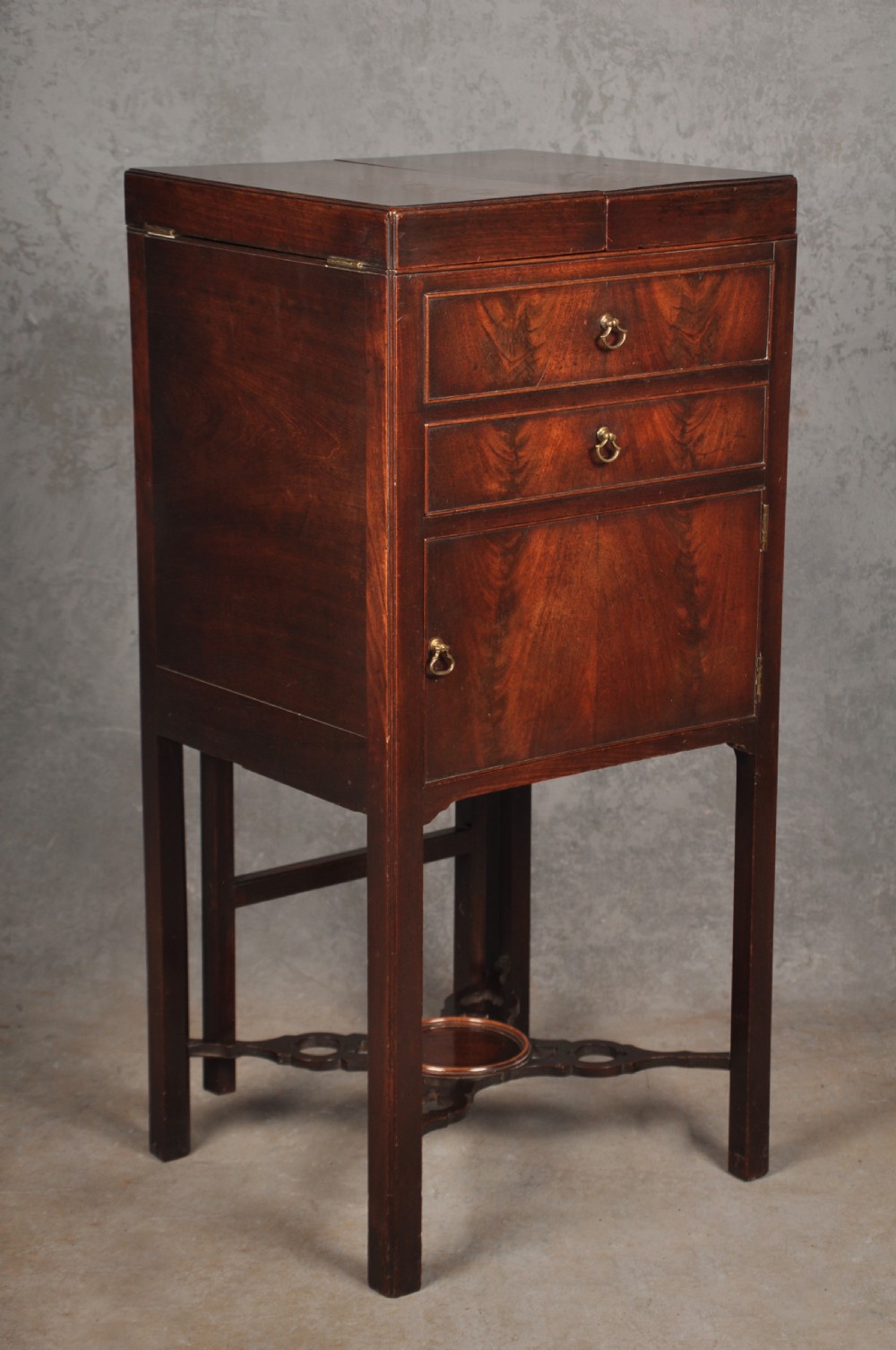 A Fine 18th Century Mahogany Wash Stand