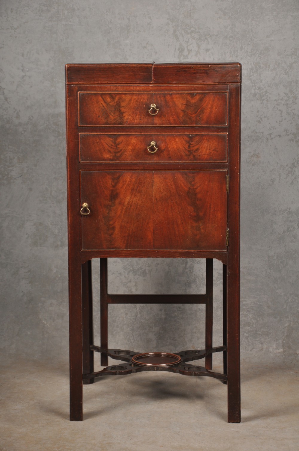 A Fine 18th Century Mahogany Wash Stand View II