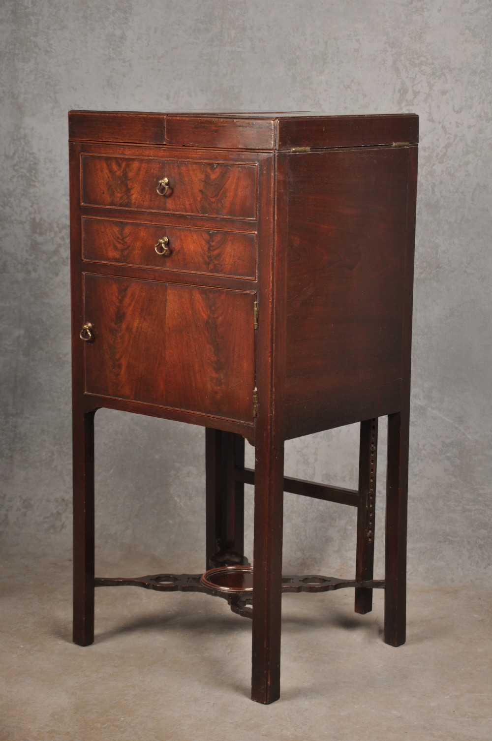 A Fine 18th Century Mahogany Wash Stand View III