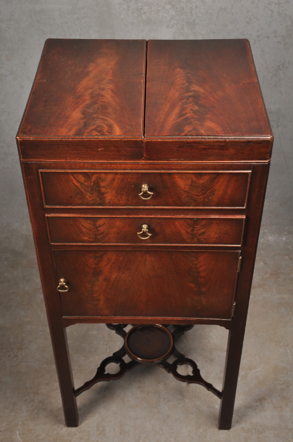 A Fine 18th Century Mahogany Wash Stand View IV
