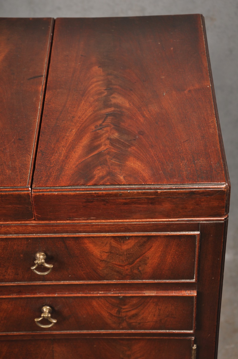 A Fine 18th Century Mahogany Wash Stand View V