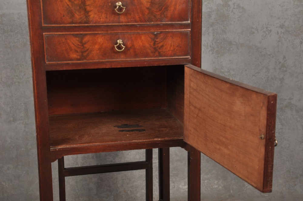 A Fine 18th Century Mahogany Wash Stand View VI