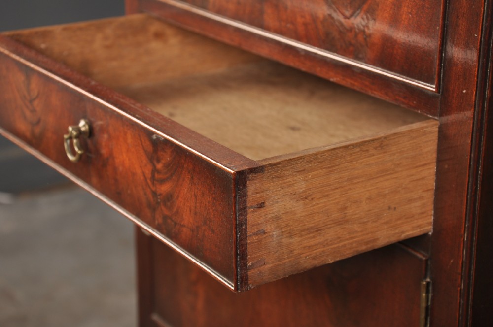 A Fine 18th Century Mahogany Wash Stand View VII