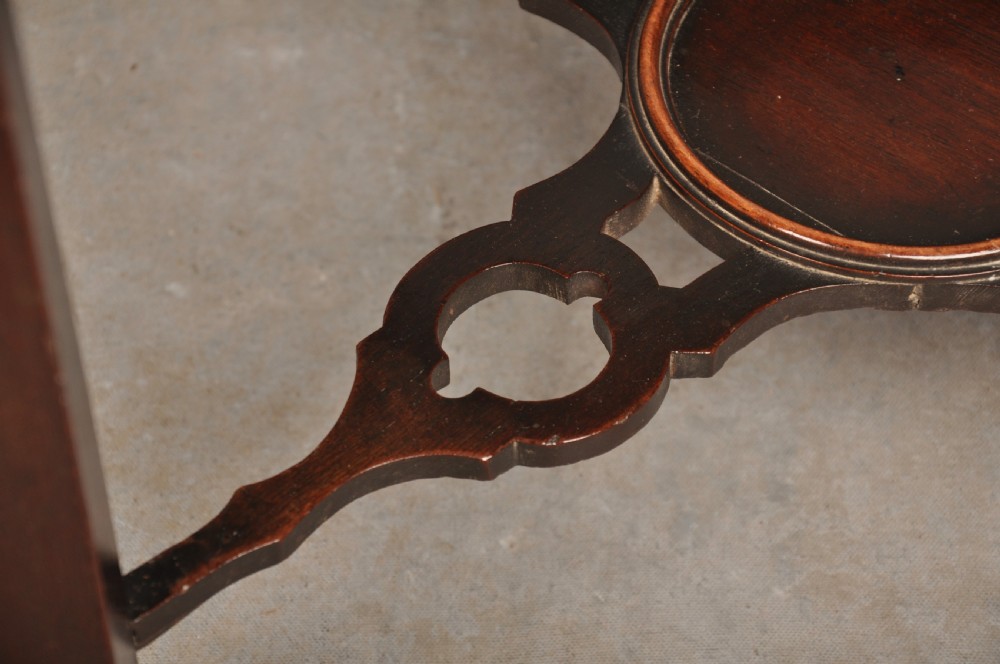 A Fine 18th Century Mahogany Wash Stand View IX