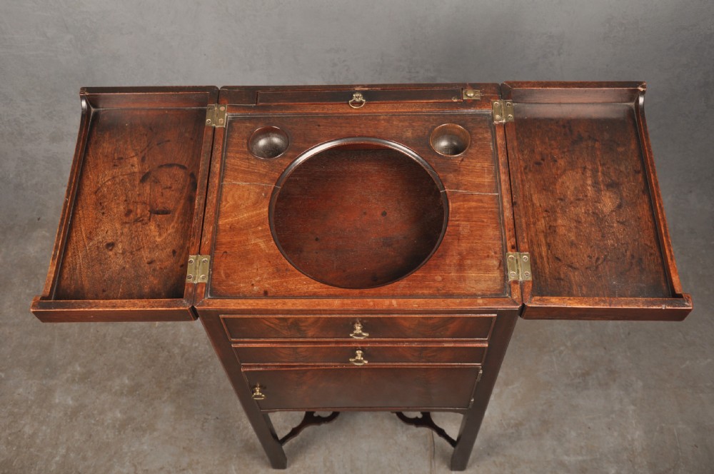 A Fine 18th Century Mahogany Wash Stand View X