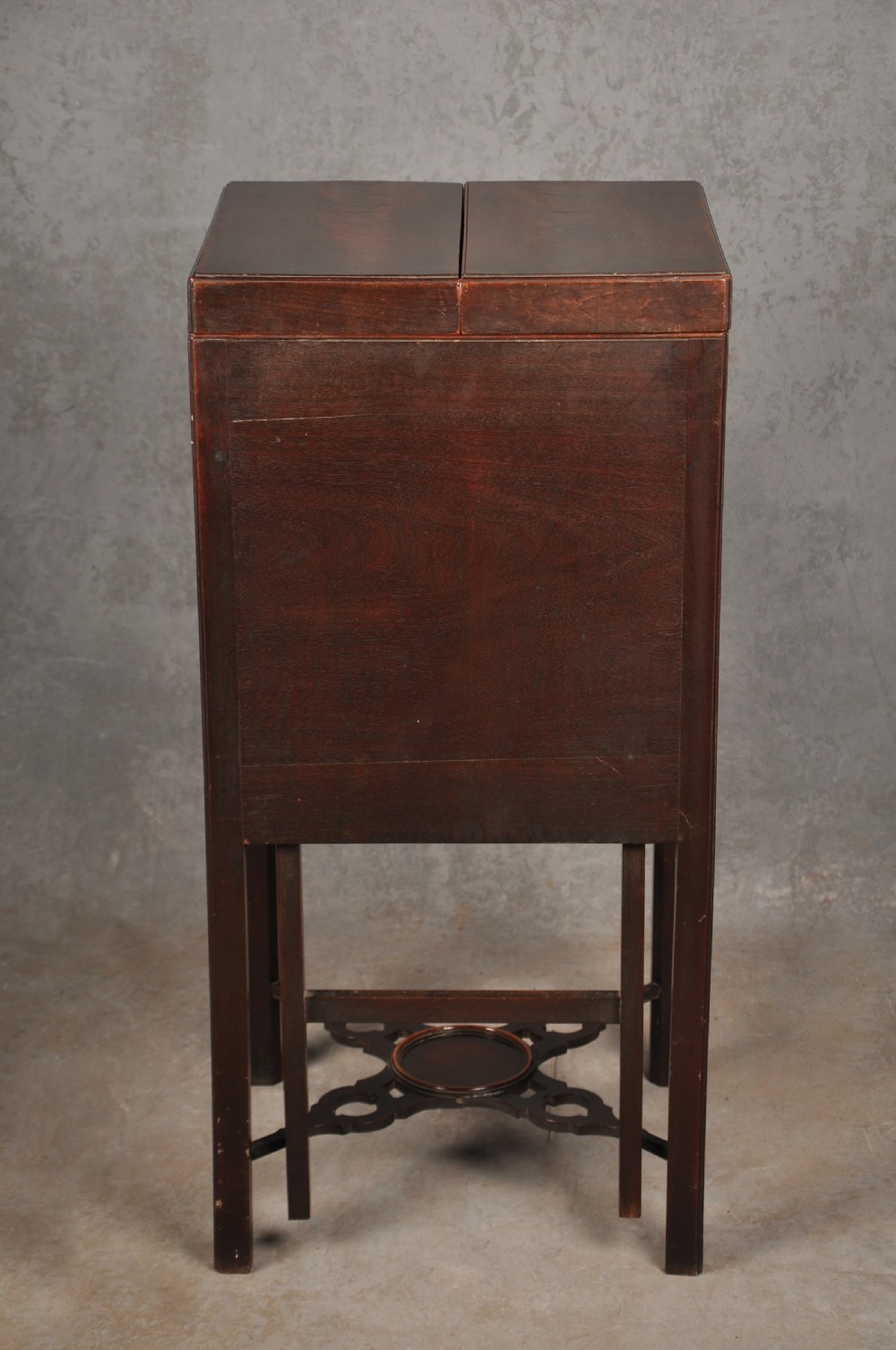 A Fine 18th Century Mahogany Wash Stand View XIII