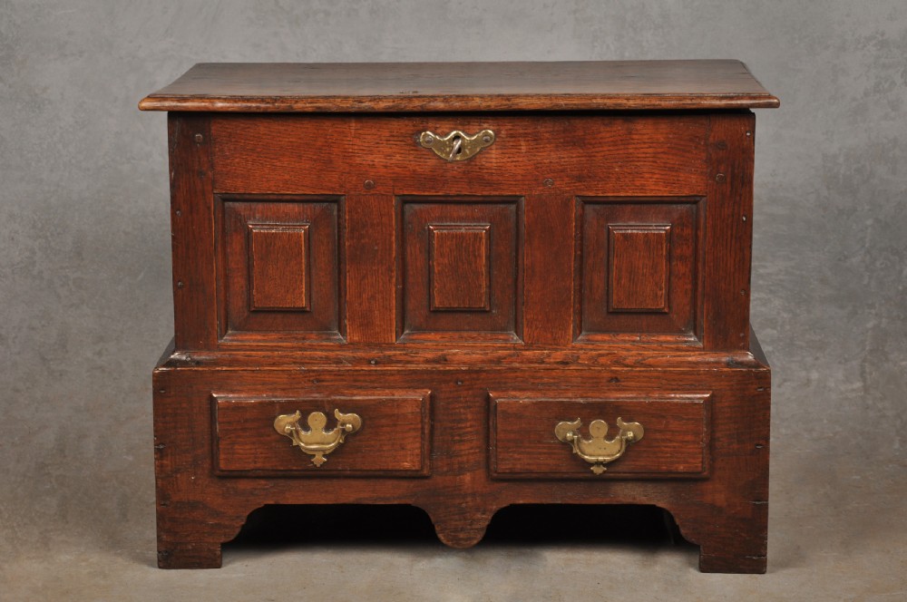 Small 18th Century Welsh Oak Coffer Bach