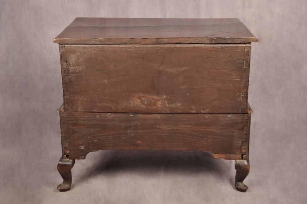 An early eighteenth-century oak coffer bach with star inlay details, a hinged top lid, a single lower drawer, and brass handles. View XIII