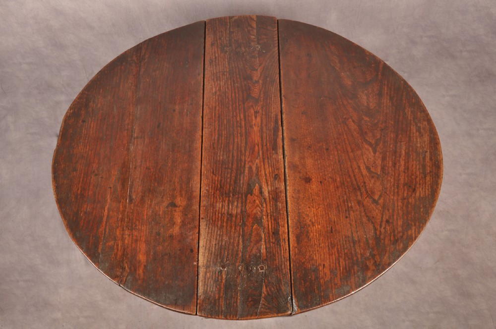 Rare Mid 17th Century Elm Gateleg Table Of Small Proportions View III
