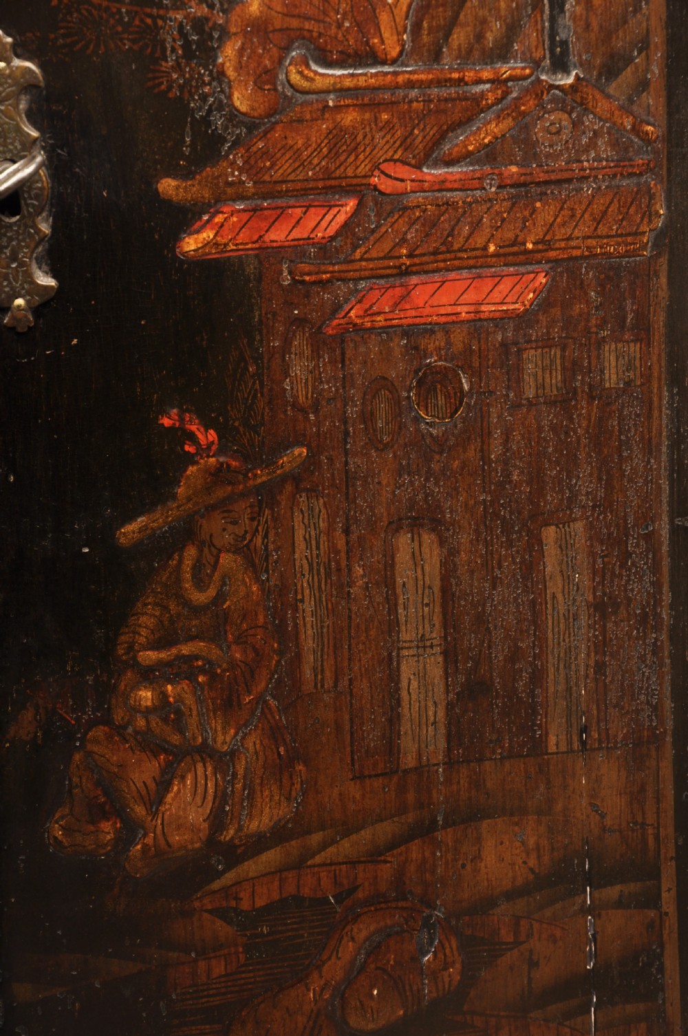 An early 18th-century black japanned hanging corner cupboard featuring hand-painted chinoiserie decoration depicting birds, flora, and architectural structures with brass butterfly hinges. View IV
