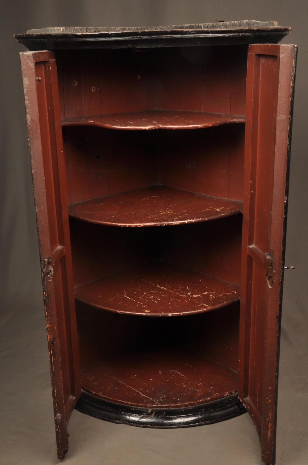 An early 18th-century black japanned hanging corner cupboard featuring hand-painted chinoiserie decoration depicting birds, flora, and architectural structures with brass butterfly hinges. View VII