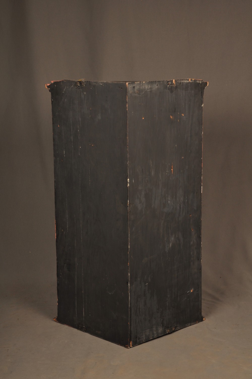An early 18th-century black japanned hanging corner cupboard featuring hand-painted chinoiserie decoration depicting birds, flora, and architectural structures with brass butterfly hinges. View IX