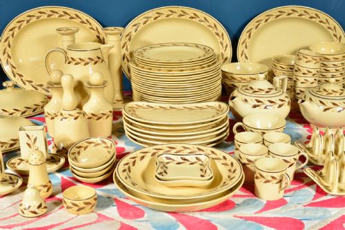 EXTENSIVE WEDGWOOD CREAMWARE LEAF SEED DINNER SERVICE MILLY TAPLIN AMH9029 - ADDITIONAL PHOTO 2