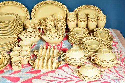 EXTENSIVE WEDGWOOD CREAMWARE LEAF SEED DINNER SERVICE MILLY TAPLIN AMH9029 - ADDITIONAL PHOTO 3