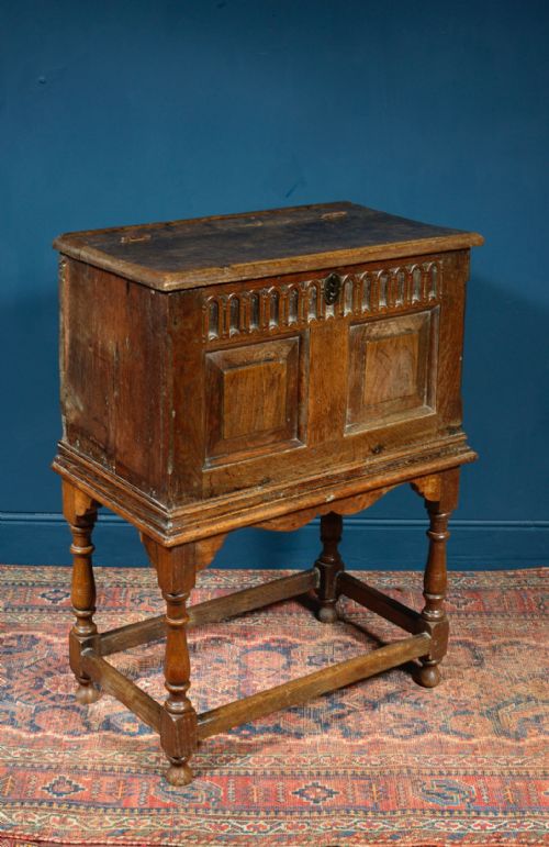 17TH CENTURY PANELLED OAK BIBLE BOX ON STAND - ADDITIONAL PHOTO 4