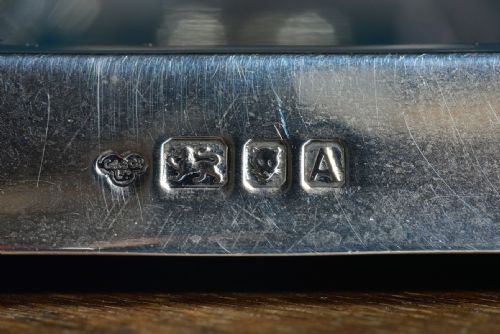 ART DECO ENGINE TURNED SILVER PEN AND INK STAND BY GOLDSMITHS SILVERSMITHS CO LONDON 1936 - ADDITIONAL PHOTO 9