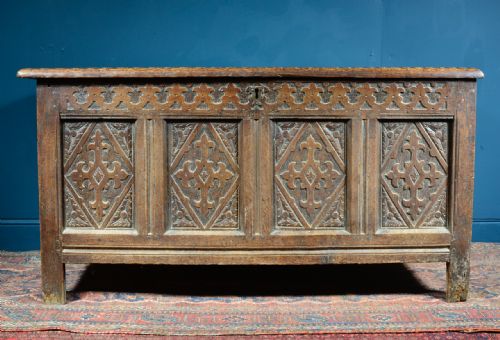 PANELLED OAK COFFER WITH MEDIEVAL STYLE CARVED DECORATION WITH KEY C1700 - ADDITIONAL PHOTO 1