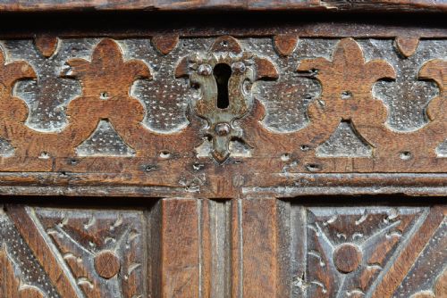 PANELLED OAK COFFER WITH MEDIEVAL STYLE CARVED DECORATION WITH KEY C1700 - ADDITIONAL PHOTO 2