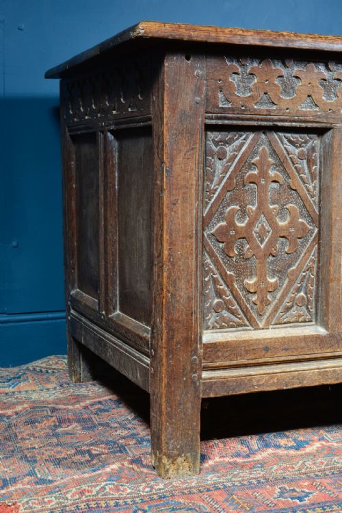 PANELLED OAK COFFER WITH MEDIEVAL STYLE CARVED DECORATION WITH KEY C1700 - ADDITIONAL PHOTO 3