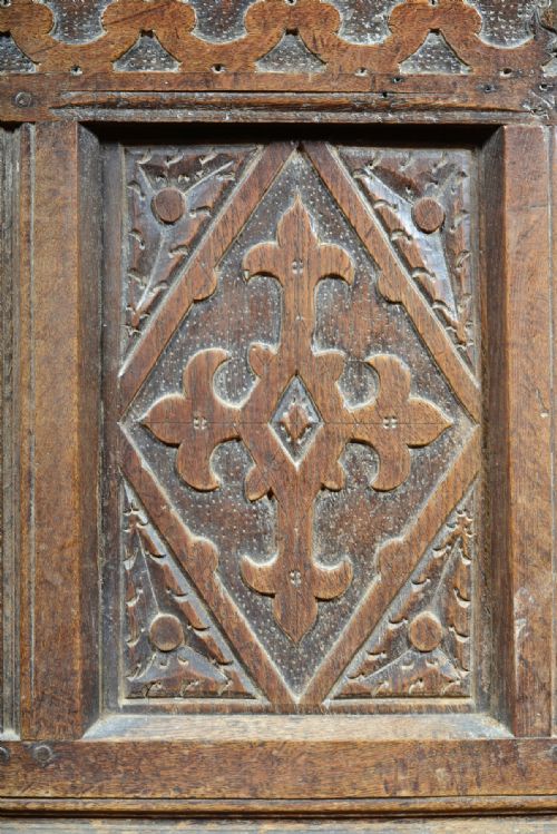 PANELLED OAK COFFER WITH MEDIEVAL STYLE CARVED DECORATION WITH KEY C1700 - ADDITIONAL PHOTO 4