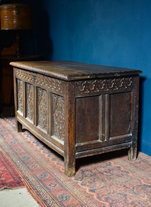 PANELLED OAK COFFER WITH MEDIEVAL STYLE CARVED DECORATION WITH KEY C1700 - ADDITIONAL PHOTO 5
