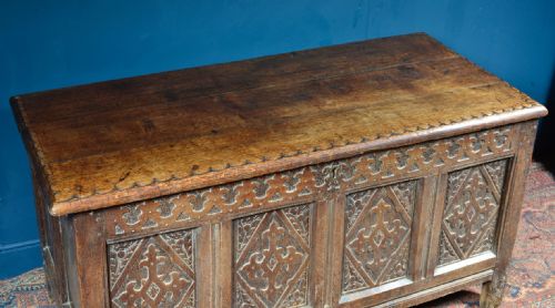 PANELLED OAK COFFER WITH MEDIEVAL STYLE CARVED DECORATION WITH KEY C1700 - ADDITIONAL PHOTO 6