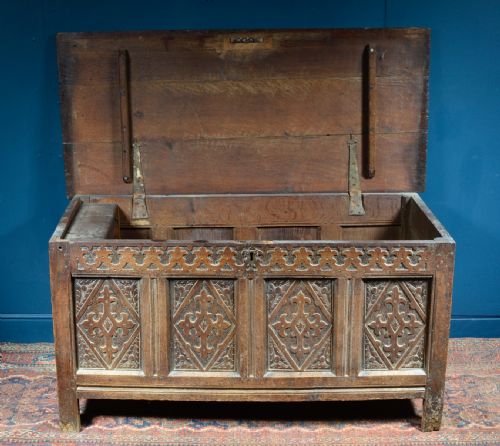 PANELLED OAK COFFER WITH MEDIEVAL STYLE CARVED DECORATION WITH KEY C1700 - ADDITIONAL PHOTO 7