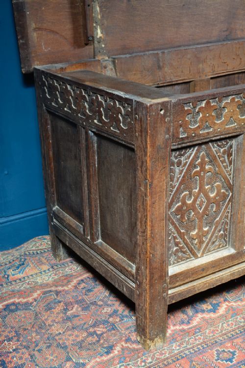 PANELLED OAK COFFER WITH MEDIEVAL STYLE CARVED DECORATION WITH KEY C1700 - ADDITIONAL PHOTO 8
