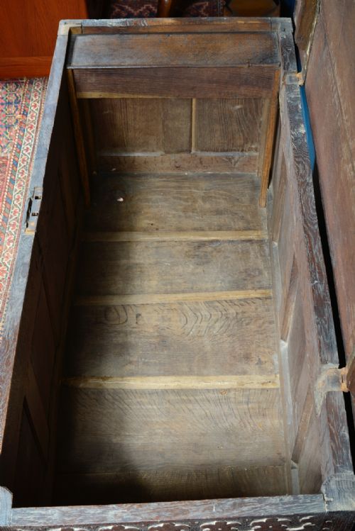 PANELLED OAK COFFER WITH MEDIEVAL STYLE CARVED DECORATION WITH KEY C1700 - ADDITIONAL PHOTO 9