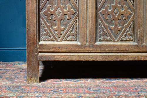 PANELLED OAK COFFER WITH MEDIEVAL STYLE CARVED DECORATION WITH KEY C1700 - ADDITIONAL PHOTO 10