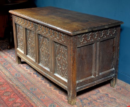 PANELLED OAK COFFER WITH MEDIEVAL STYLE CARVED DECORATION WITH KEY C1700 - ADDITIONAL PHOTO 11