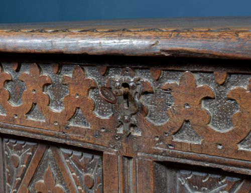 PANELLED OAK COFFER WITH MEDIEVAL STYLE CARVED DECORATION WITH KEY C1700 - ADDITIONAL PHOTO 12