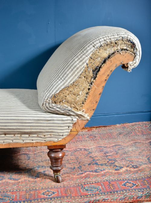 HOWARD STYLE COUNTRY HOUSE DAY BED CHAISE LONGUE IN ORIGINAL TICKING COPE CASTORS C1890 - ADDITIONAL PHOTO 3