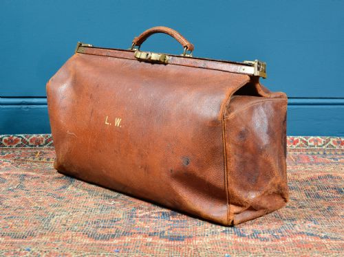 leather gladstone bag by finnigans of bond st initialled lw c1920 - CATEGORY: ANTIQUE MISCELLANEOUS - DATED 1920