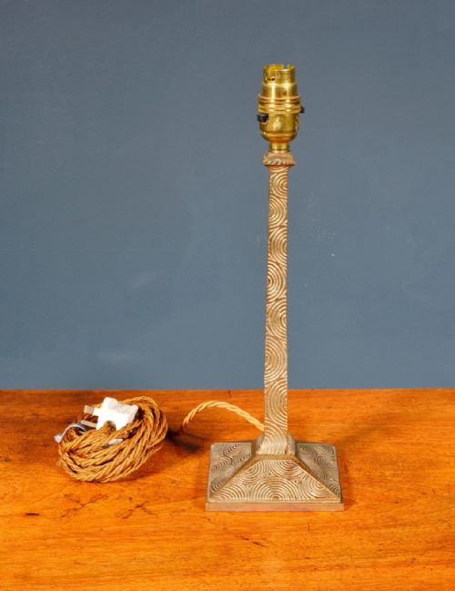 EDWARDIAN BRASS TABLE LAMP WITH CONCENTRIC CIRCLE DECORATION C1910 - ADDITIONAL PHOTO 1