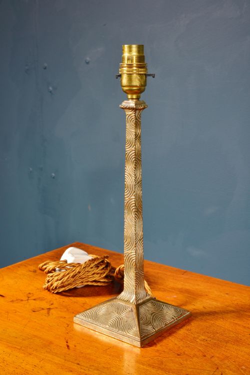 EDWARDIAN BRASS TABLE LAMP WITH CONCENTRIC CIRCLE DECORATION C1910 - ADDITIONAL PHOTO 3