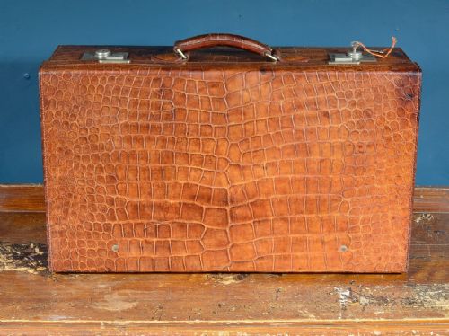 A FINE CROCODILE LEATHER VANITY SUITCASE BY ADIE BROS BIRMINGHAM WITH MONOGRAMMED 'WS' SILVER MOUNTED JARS A HIP FLASK ACCESSORIES 193638 - ADDITIONAL PHOTO 2