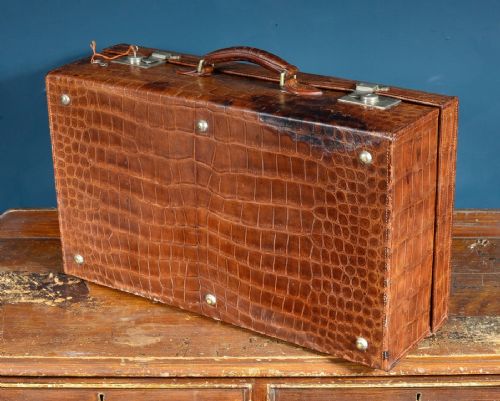 A FINE CROCODILE LEATHER VANITY SUITCASE BY ADIE BROS BIRMINGHAM WITH MONOGRAMMED 'WS' SILVER MOUNTED JARS A HIP FLASK ACCESSORIES 193638 - ADDITIONAL PHOTO 3