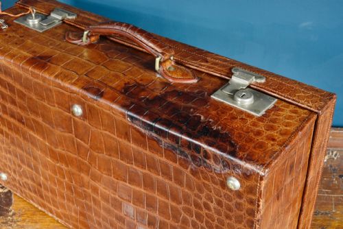 A FINE CROCODILE LEATHER VANITY SUITCASE BY ADIE BROS BIRMINGHAM WITH MONOGRAMMED 'WS' SILVER MOUNTED JARS A HIP FLASK ACCESSORIES 193638 - ADDITIONAL PHOTO 4