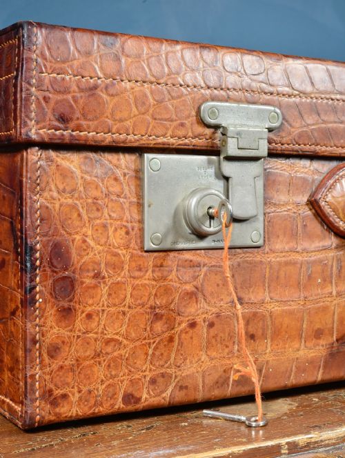 A FINE CROCODILE LEATHER VANITY SUITCASE BY ADIE BROS BIRMINGHAM WITH MONOGRAMMED 'WS' SILVER MOUNTED JARS A HIP FLASK ACCESSORIES 193638 - ADDITIONAL PHOTO 5
