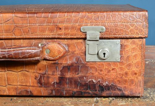 A FINE CROCODILE LEATHER VANITY SUITCASE BY ADIE BROS BIRMINGHAM WITH MONOGRAMMED 'WS' SILVER MOUNTED JARS A HIP FLASK ACCESSORIES 193638 - ADDITIONAL PHOTO 6